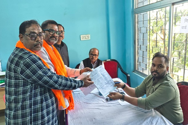 Jamshedpur : एमएमसी के वार्ड 34 से विशाल सिंह ने दाखिल किया नामांकन, कहा सिविल सोसायटी के हित सर्वोपरी