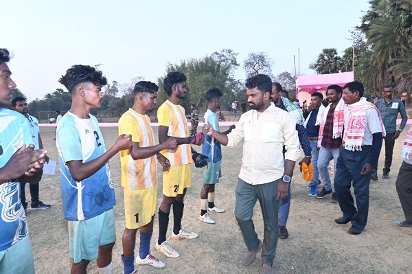 Potka : रांगामाटिया में फुटबॉल का रोमांच, 32 टीमों ने हिस्सा लेकर मैदान पर दमखम दिखाया,  हंटर ने मारी बाज़ी, विधायक संजीव सरदार ने किया पुरस्कृत