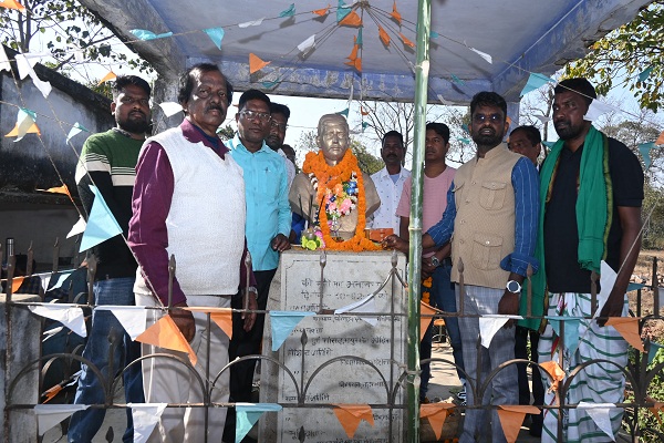 Jamshedpur : शहीद मनमथ बास्के की 70वी जयंती पर कुंडालुका में फुटबॉल प्रतियोगिता का आयोजन, विधायक संजीव सरदार ने किया  उद्घाटन