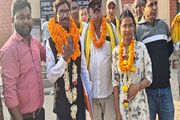 Jamshedpur : जुगसलाई नप में भागीदारी को पिता-पुत्री ने अलग-अलग वार्ड से दाखिल किया पर्चा