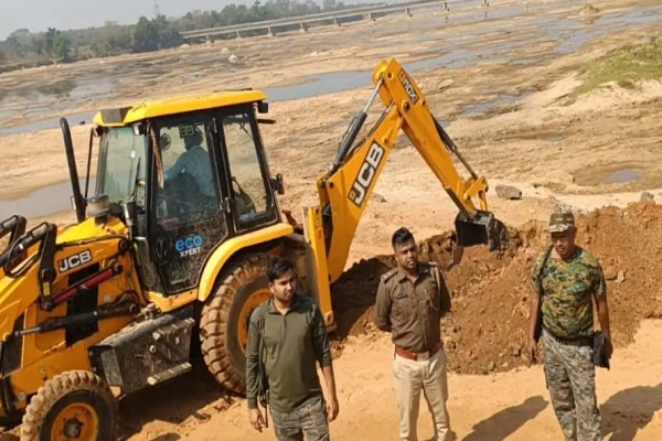 Jamshedpur : बालू के अवैध खनन के खिलाफ सख्त हुआ सरायकेला-खरसावां जिला प्रशासन, परिवहन रोकने को जगह-जगह खुदवाया ट्रेंच