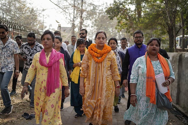 Municipal Elections : मानगो नगर निगम की मेयर प्रत्याशी सुधा गुप्ता ने चलाया डोर टू डोर संपर्क अभियान, लोगों से कार्पेट के निशान पर वोट करने की अपील की