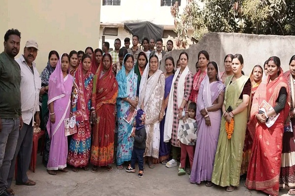 Jamshedpur : मानगो नगर निगम की मेयर प्रत्याशी सुधा गुप्ता ने चलाया डोर टू डोर संपर्क अभियान लोगों से मांगा समर्थन