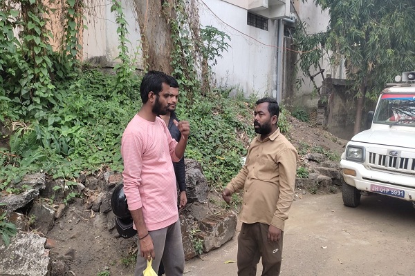 Jamshedpur : भांजे से प्यार की खबर पति को लगने के बाद तीन बच्चों की मां ने फांसी लगाकर आत्महत्या की