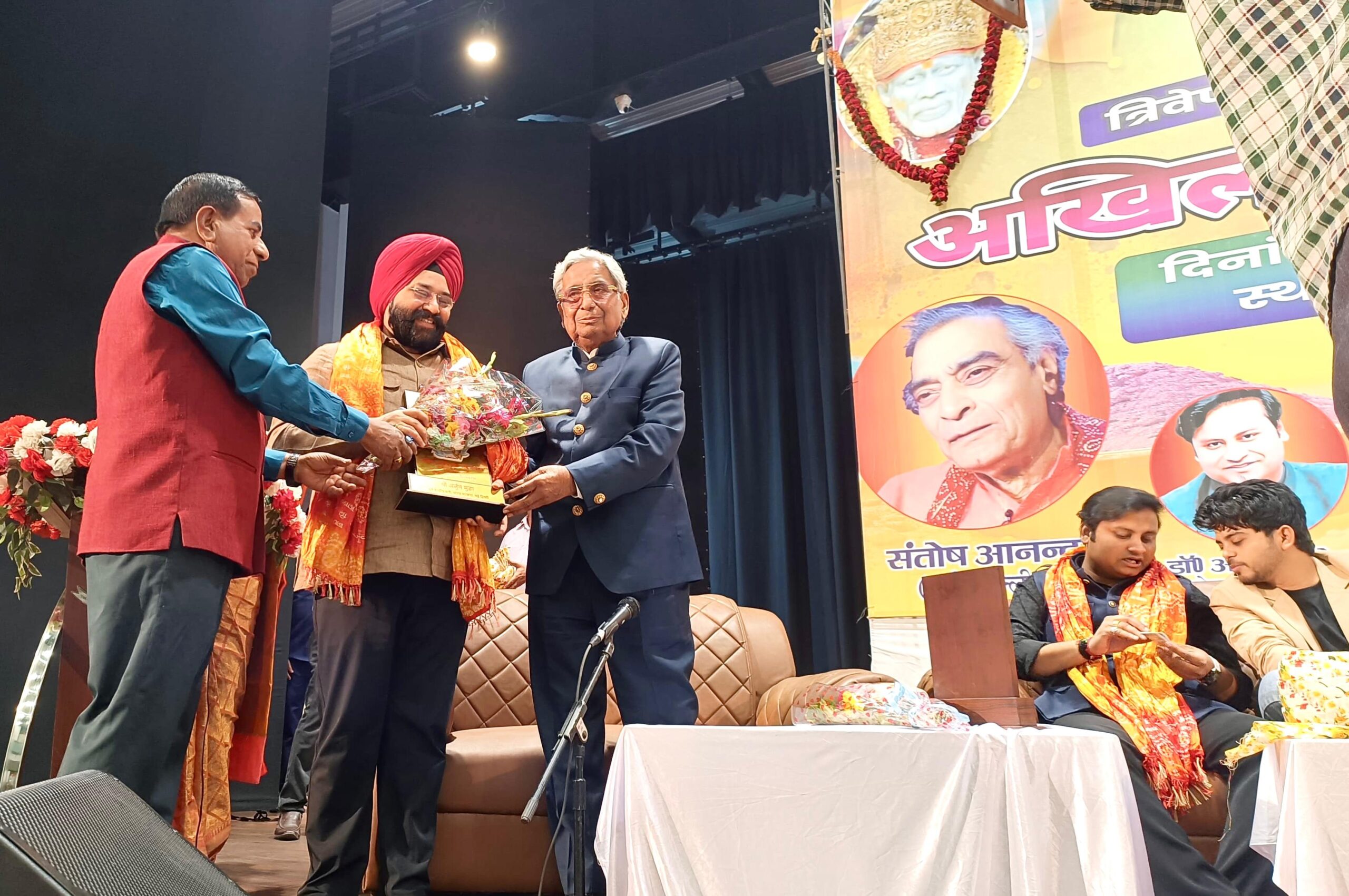 Jamshedpur : सुरभि के अखिल भारतीय कवि सम्मेलन में दिग्गज कवियों ने हास्य व्यंग्य की फुहारों से श्रोताओं को किया सराबोर