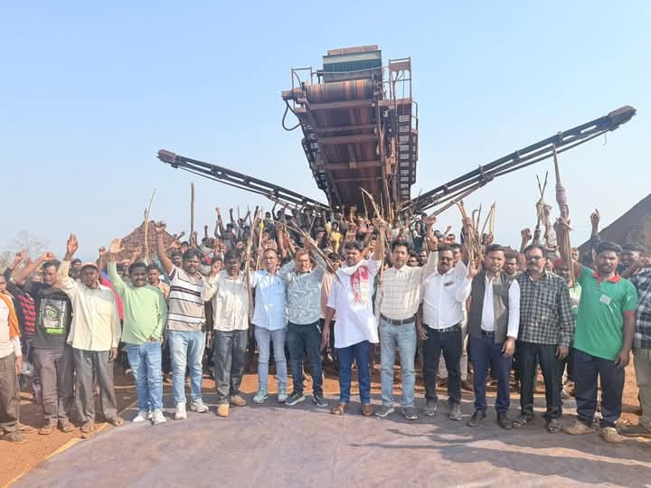 Gua : राजाबुरु खदान में छठे दिन भी आंदोलन जारी, रोजगार नहीं तो खनन नहीं का गूंजा नारा
