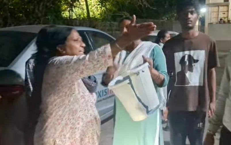 Jamshedpur :  सोनारी में पड़ोसी ने महिला पर किया चाकू से हमला, पकड़ने गई पुलिस से उलझा आरोपी