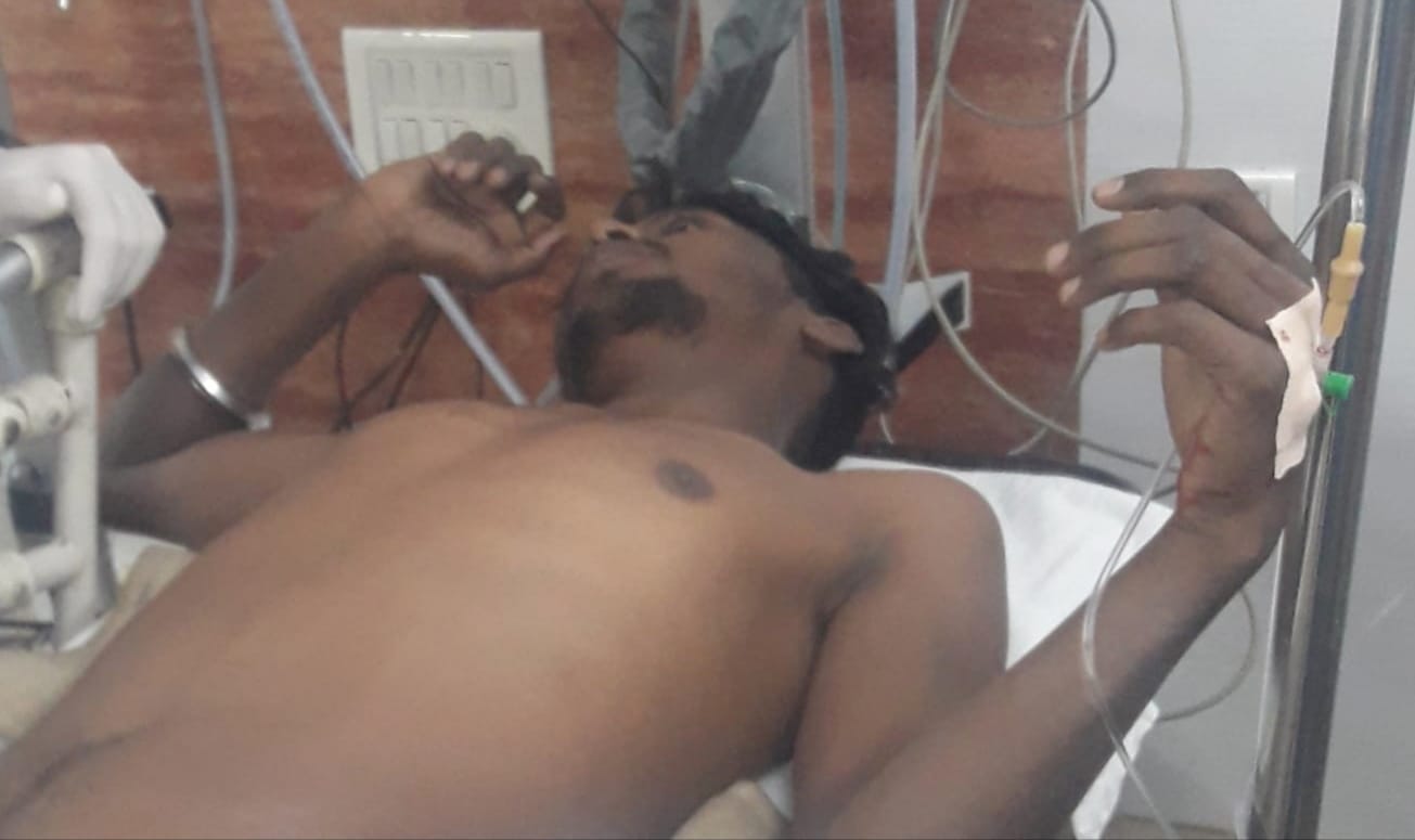 Adityapur : सालडीह बस्ती में दो गुटों के बीच हिंसक झड़प, गोली लगने से युवक घायल, TMH में भर्ती