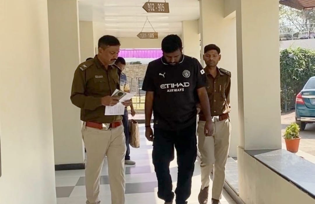 Jamshedpur : पारडीह के गोल्डन लीफ रिसॉर्ट से धराया अपराधकर्मी मनीष सिंह, गुप्त सूचना पर पुलिस ने घेराबंदी कर पकड़ा