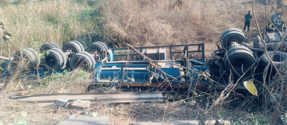 Accident : दोबो पुल के समीप अनियंत्रित होकर ट्रेलर पलटा, चालक लापता, ट्रेलर के नीचे दबे होने की आशंका
