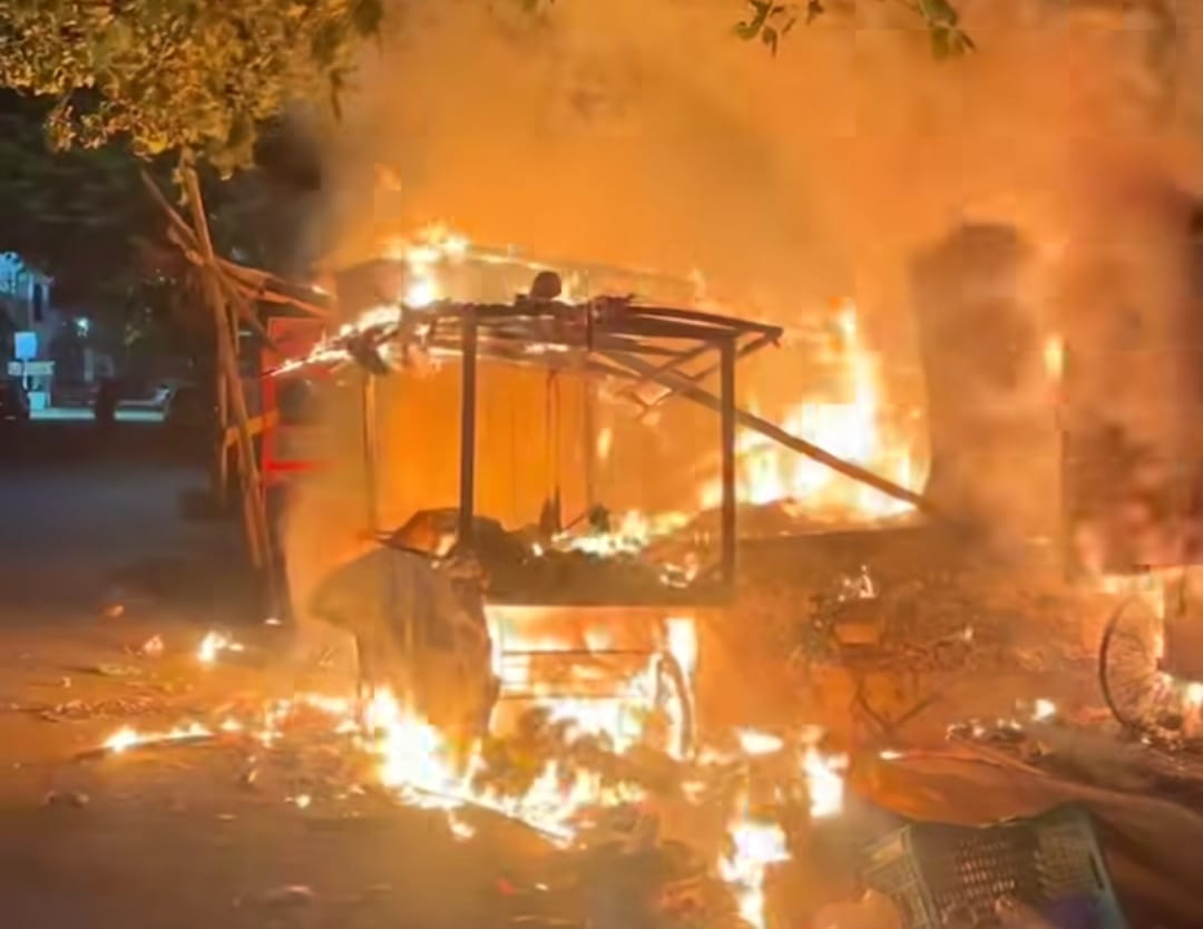 Jamshedpur : MTMH के पास सड़क किनारे खड़े ठेले में आग लगने से मची अफरा तफरी, TATA STEEL के दमकल ने आग पर काबू पाया 