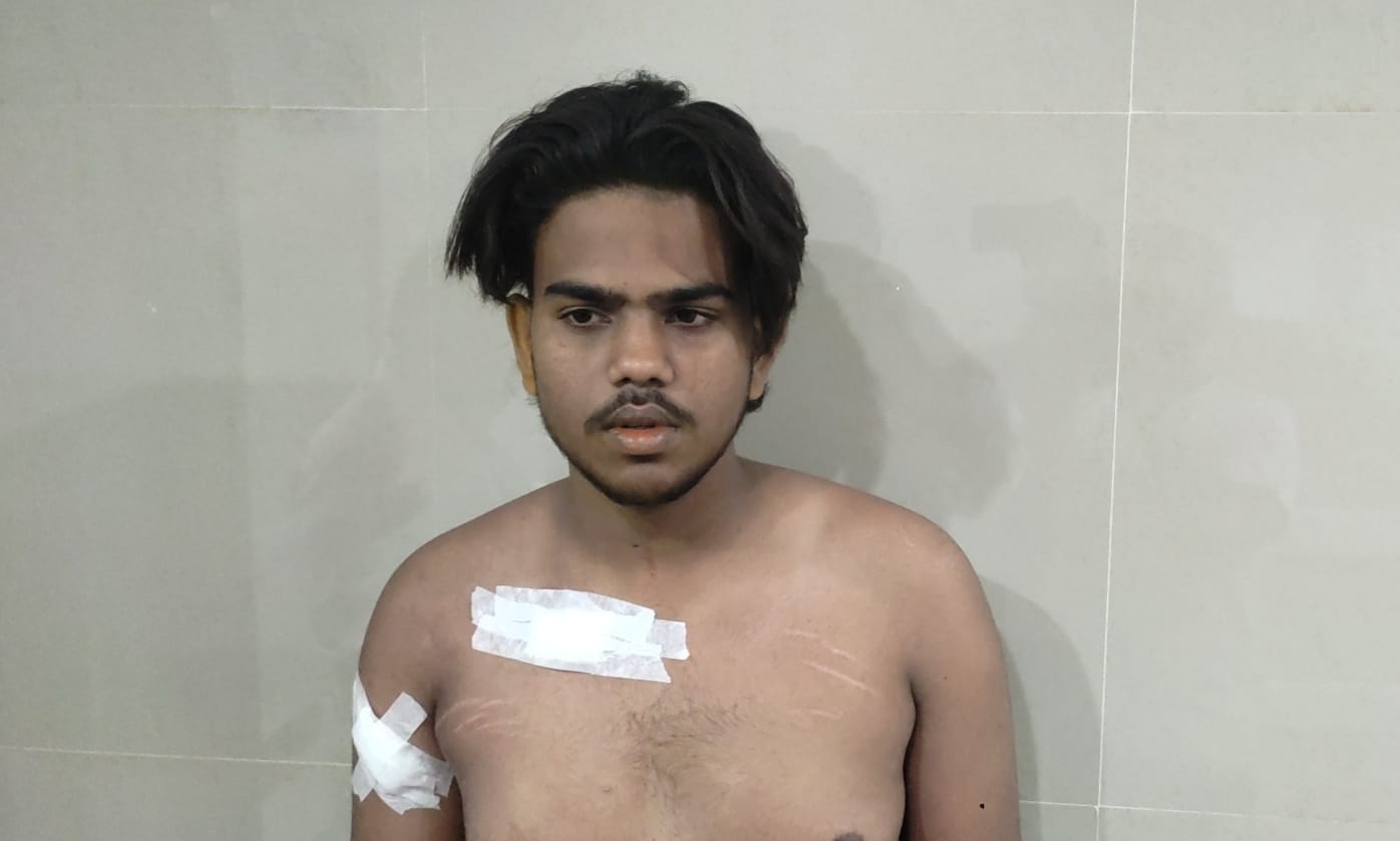 Jamshedpur : साकची के काशीडीह में पानी फेंकने के विवाद में युवक पर चाकू से हमला, एमजीएम अस्पताल में भर्ती