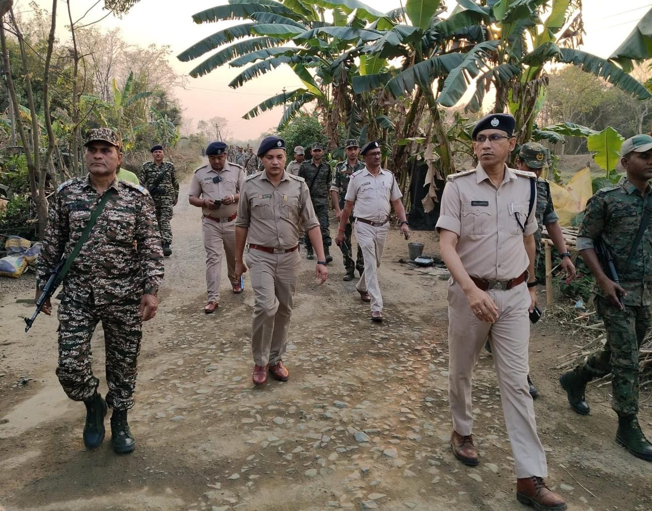 Jhargram : विधानसभा चुनाव शांतिपूर्ण और निष्पक्ष कराने के लिए पुलिस ने निकाला रूट मार्च 