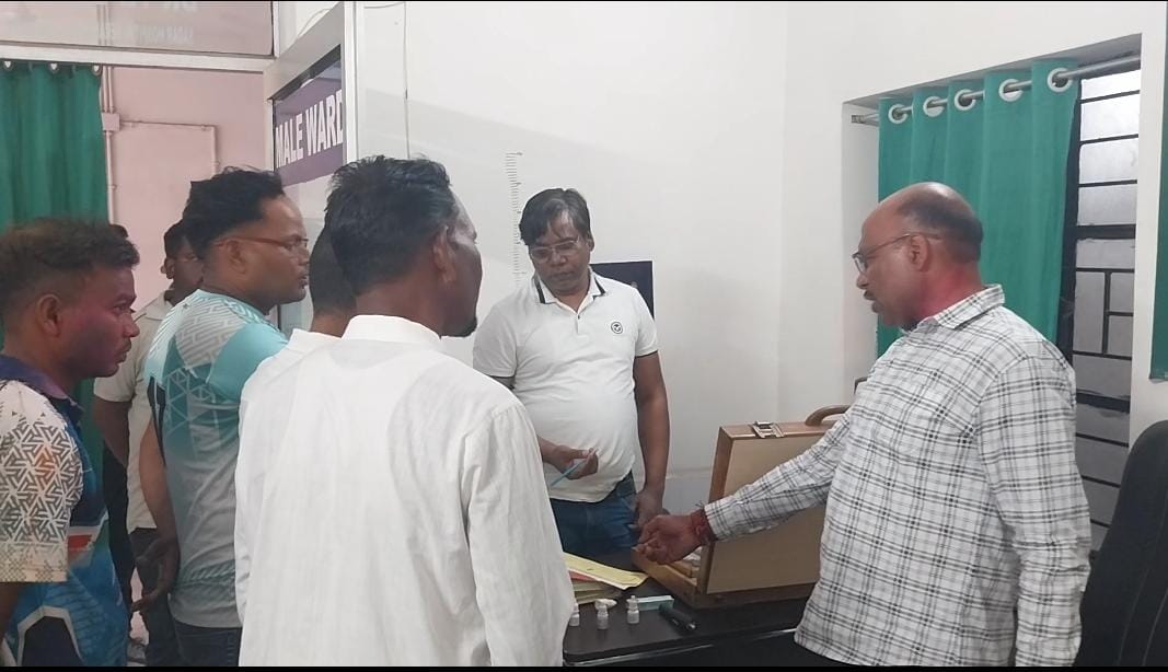Seraikela : सदर अस्पताल के नेत्र चिकित्सक पर मरीज का इलाज करने के लिए पैसे मांगने का आरोप, नगर पंचायत अध्यक्ष ने डॉक्टर को लगाई फटकार, डीएस से कार्रवाई की मांग