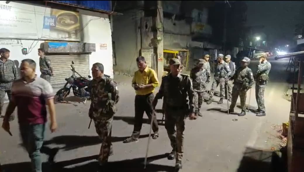 Jamshedpur : सोनारी में दो मोहल्ला में पुरानी रंजिश को लेकर हिंसक झड़प, दुकानों में तोड़फोड़, पुलिस बल तैनात 