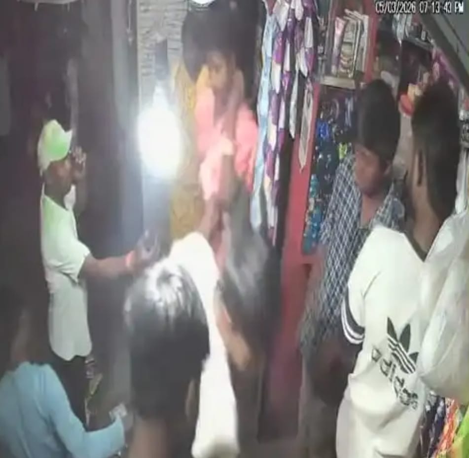 Jamshedpur : बागबेड़ा में महिला से अभद्रता, विरोध करने पर युवकों ने की मारपीट, अर्धनग्न हालत में घर पहुंची पीड़िता