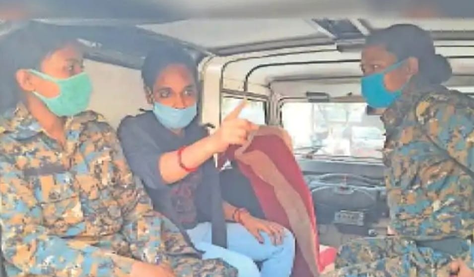 Jamshedpur : सोनारी में तड़ीपार अपराधी ‘चटनी डॉन’ गिरफ्तार, पति से विवाद के बाद पहुंची पुलिस ने दबोचा