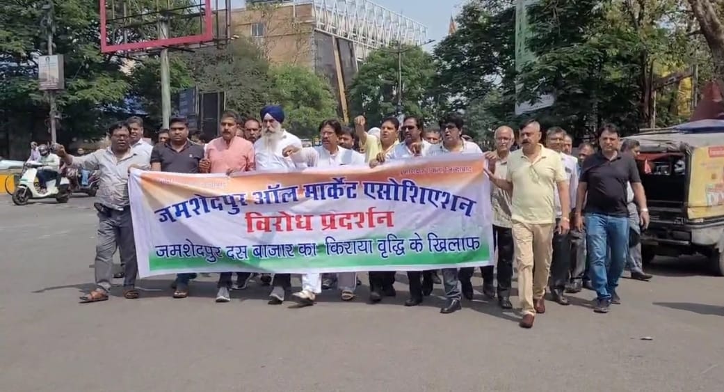 Jamshedpur : किराया बढ़ोत्तरी के विरोध में सैरात बाजार के दुकानदारों ने साकची में किया प्रदर्शन 