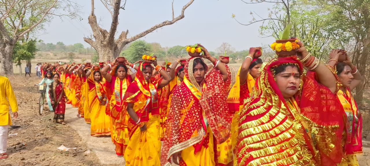 Potka : मुकुंदसाईं में राधा-गोविंद मंदिर की प्राण प्रतिष्ठा में 151 कन्याएं कलश यात्रा में हुई शामिल 