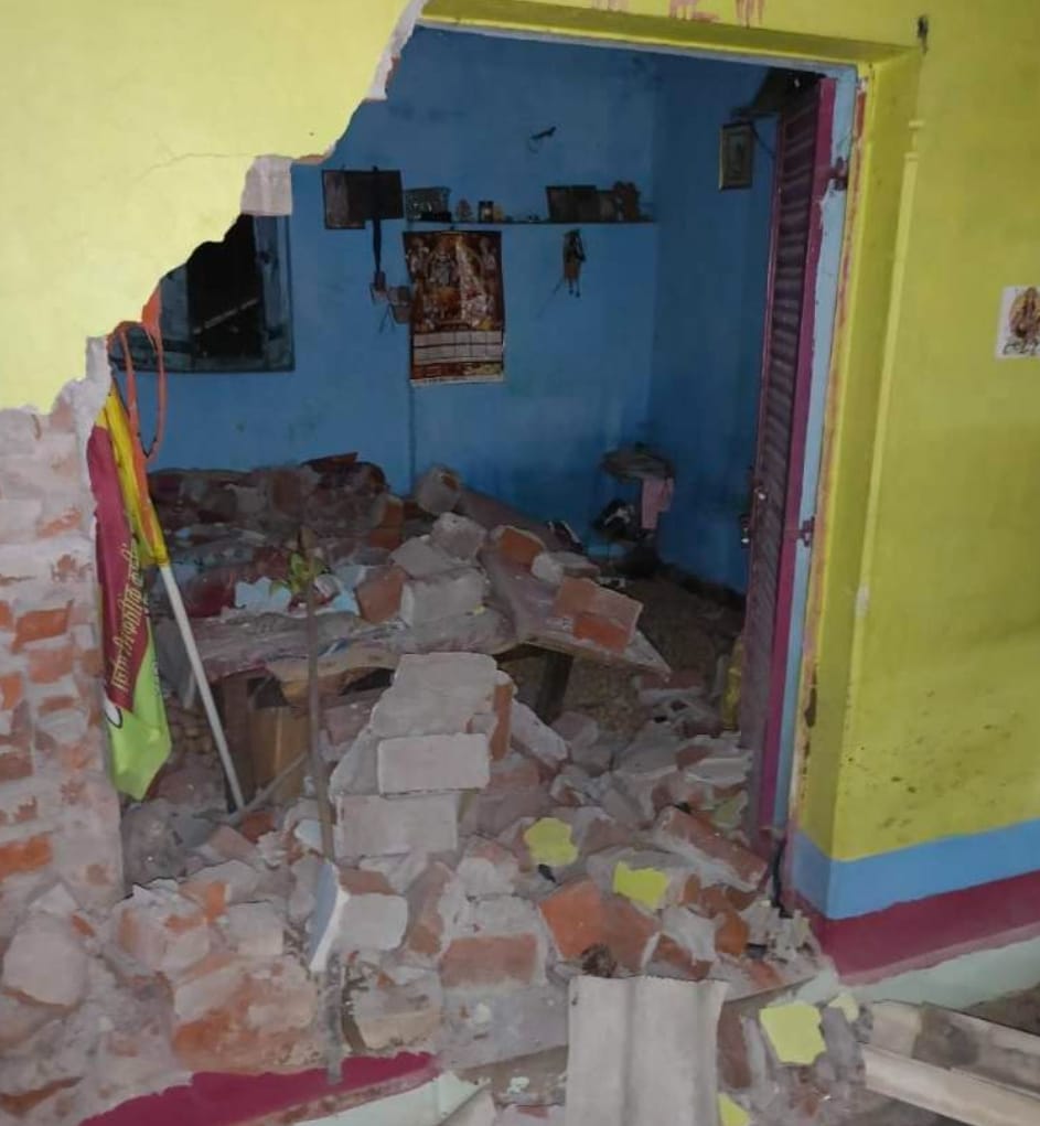 Patamada : अनियंत्रित कार घर में घुसी, दीवार एवं छत में पड़ी दरार, जान माल का नुकसान नहीं