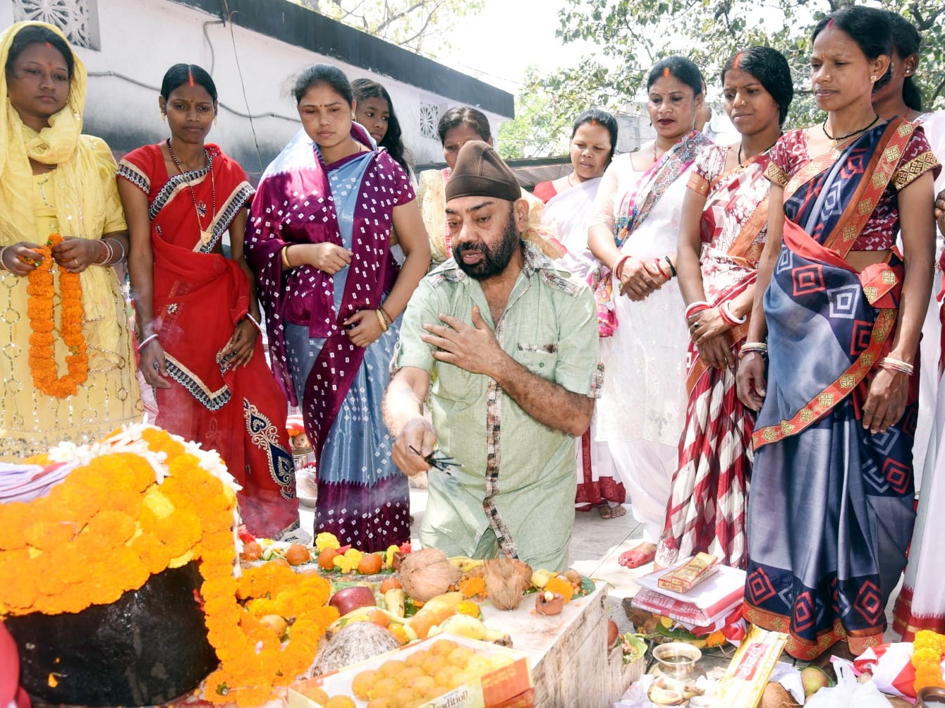 Jamshedpur : सीतारामडेरा में प्रकृति पर्व सरहुल पूजा में शामिल हुए पप्पू सरदार