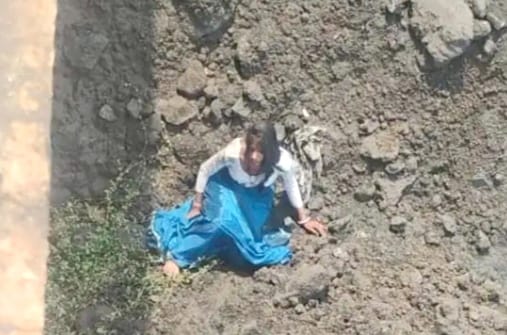 Gamharia : कांड्रा रेलवे ओवर ब्रिज से युवती ने लगाई छलांग, नीचे कोयला डस्ट होने से बची जान