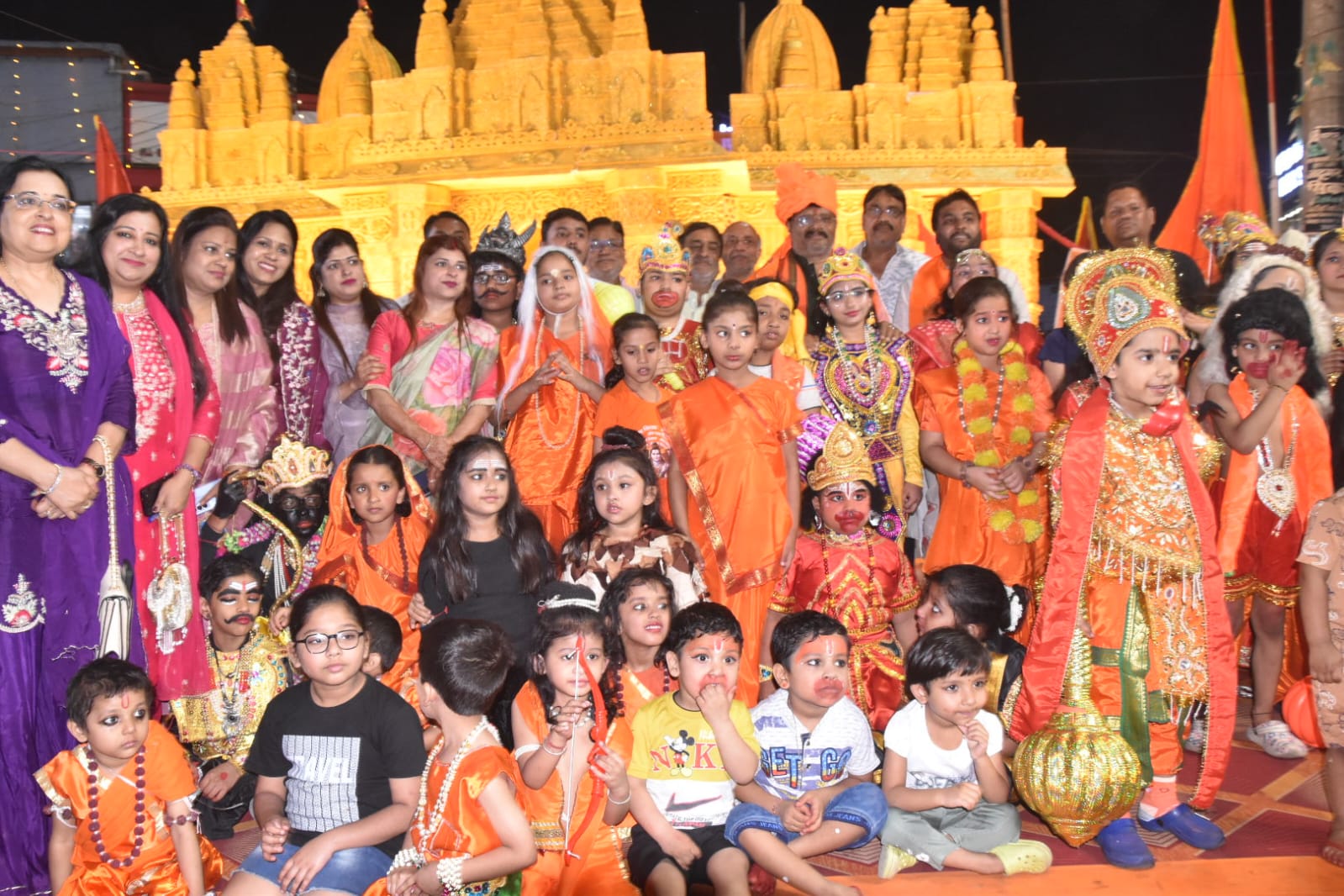 Jamshedpur : साकची बाल मंदिर अखाड़ा ने रामनवमी में निकाली भव्य शोभा यात्रा, हैरतअंगेज खेलो का हुआ प्रदर्शन, झांकिया रही आकर्षण का केंद्र