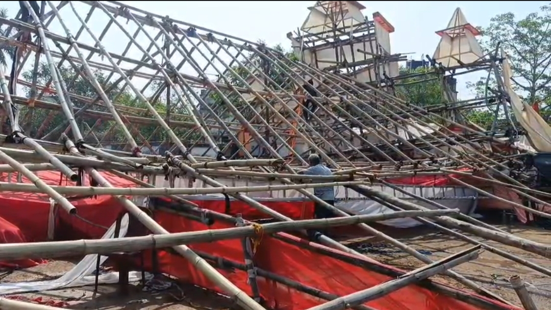Jhargram : आंधी-तूफान और बारिश ने झाड़ग्राम शहर के शक्तिनगर इलाके में भारी तबाही मचाई, दुर्गा पूजा पंडाल हुआ क्षतिग्रस्त 