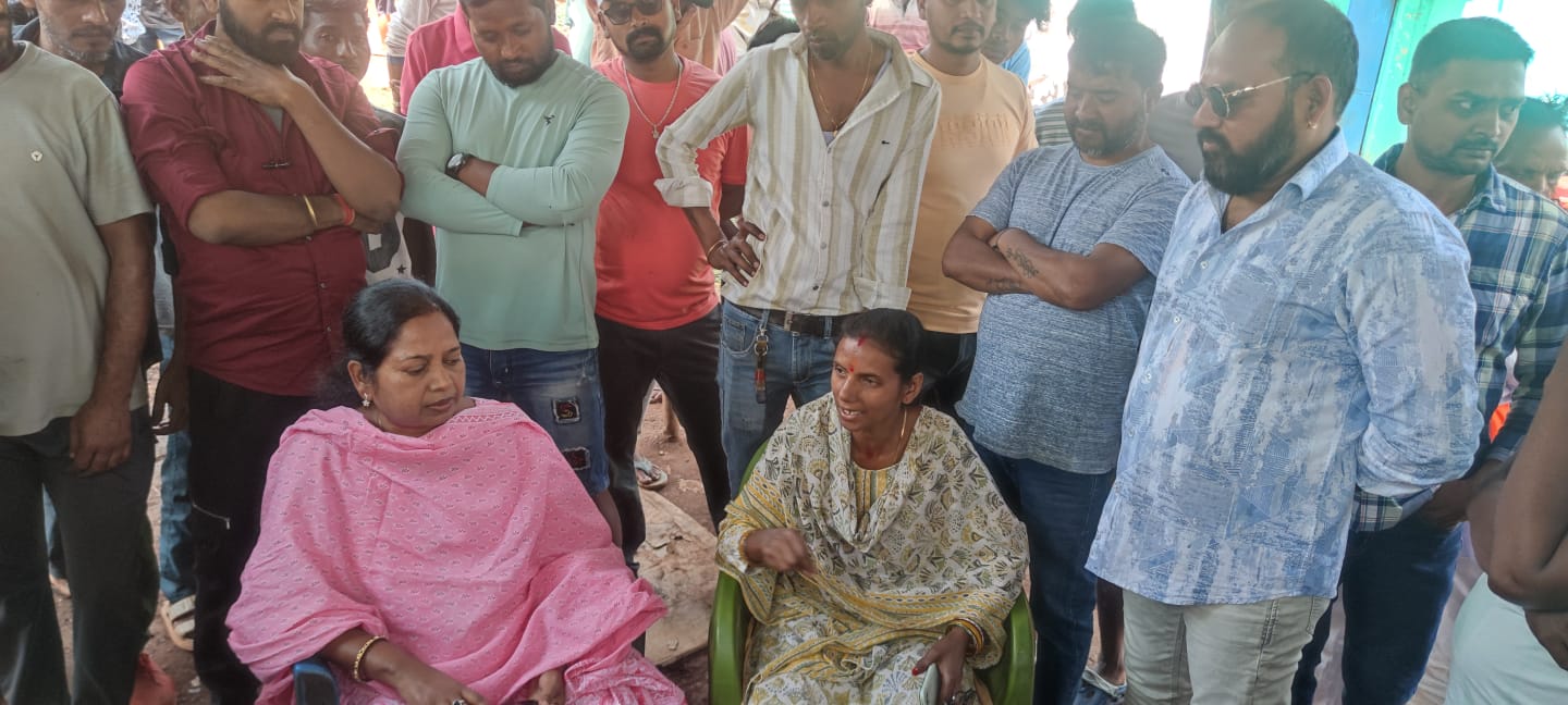 Gua : विस्थापितों के घर पर चला SAIL का बुलडोजर, विरोध के बाद प्रशासन झुका, विस्थापितों को मिला दो दिन का समय