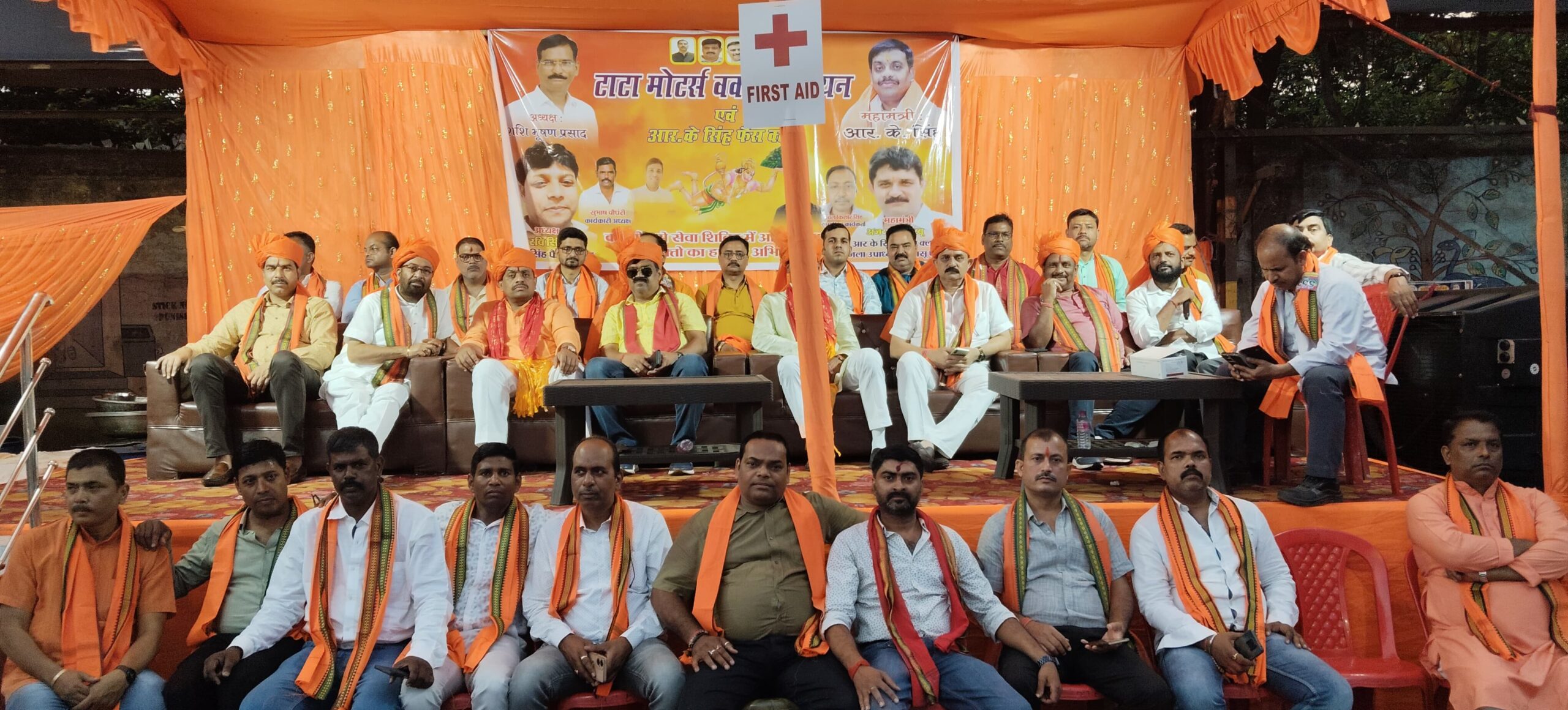 Jamshedpur  : टाटा मोटर्स वर्कर्स यूनियन व आरके सिंह फैंस क्लब द्वारा साकची में लगाया गया सहायता शिविर