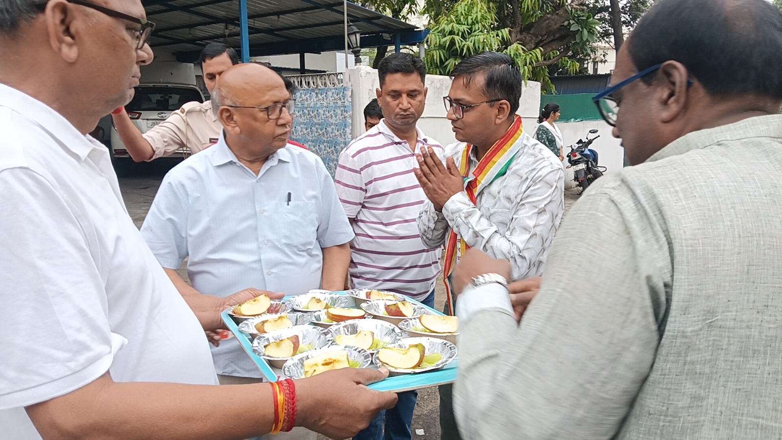 Jamshedpur : महावीर जयंती पर शोभायात्रा में शामिल लोगों को सरयू राय ने फलाहार कराया