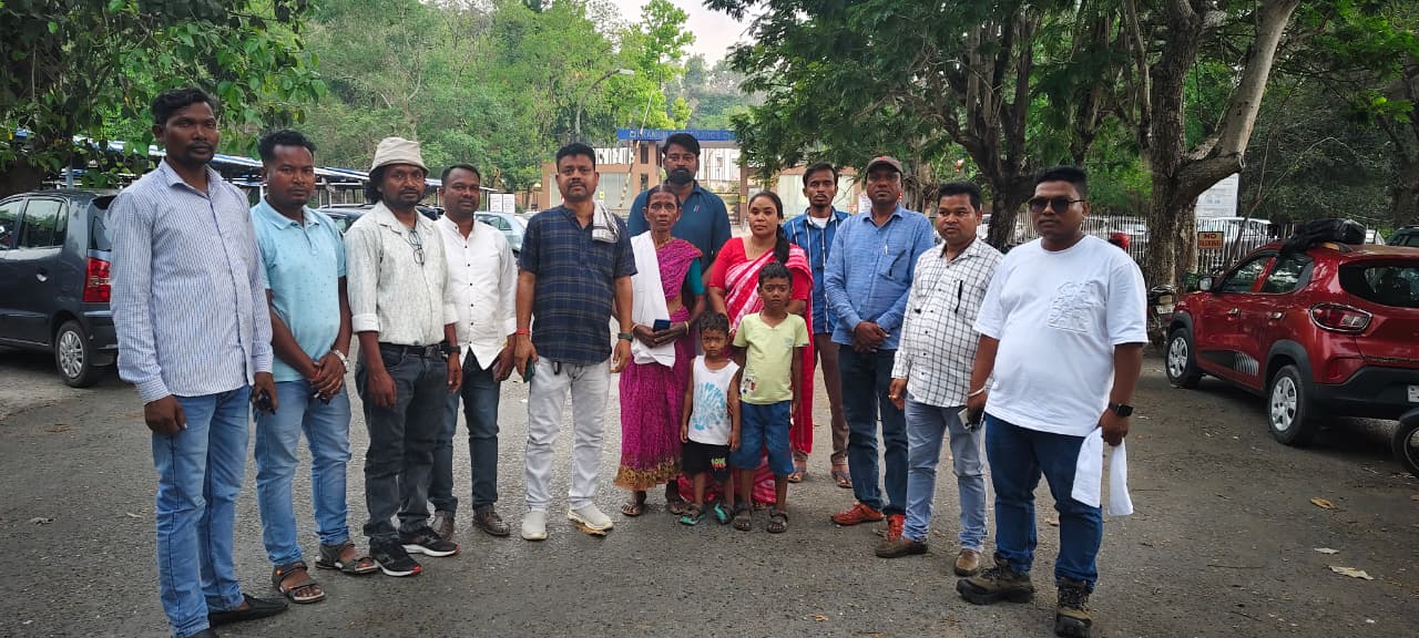 Jadugora : यूसिल के दो ठेका कर्मी की मौत के बदले रोजगार मामले में यूसिल प्रबंधन ने खड़े किए हाथ, पीड़ित विधवा महिला नौकरी की मांग को लेकर माइंस ऑफिस में धरने पर बैठी