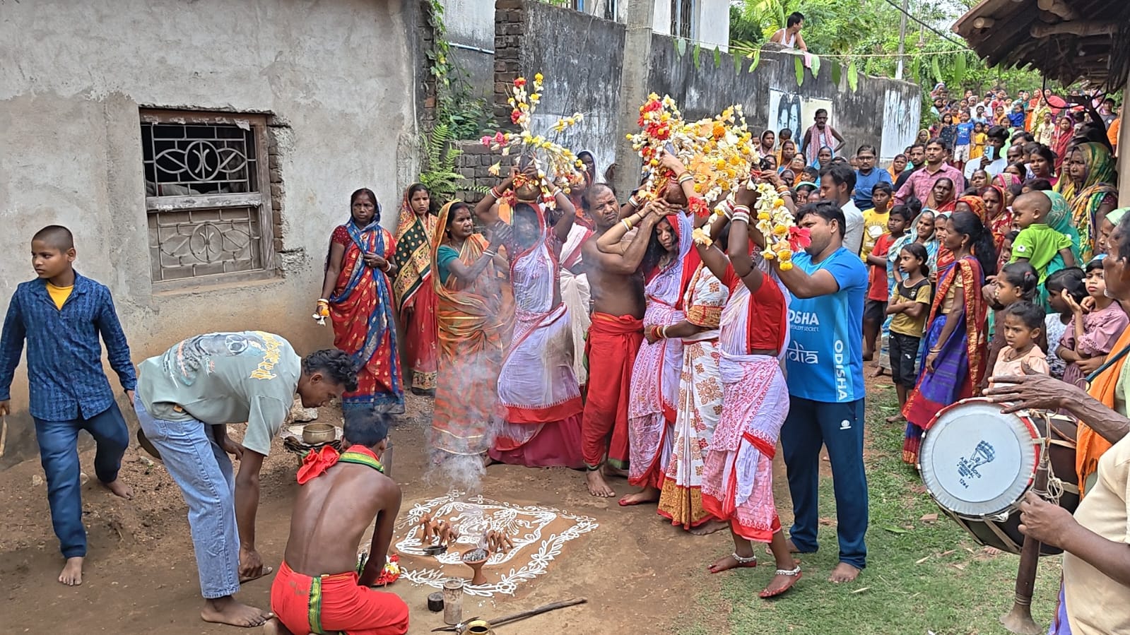 Bahragora : माँ मंगला उषा पूजा का भव्य शुभारंभ, कलश यात्रा में दिखा भक्ति का उत्साह