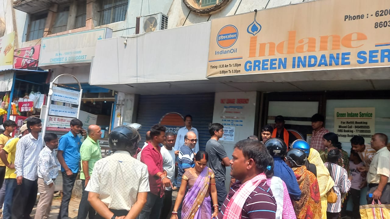 Jamshedpur : मानगो में गैस सिलेंडर की कालाबाजारी , गैस उपभोक्ता परेशान