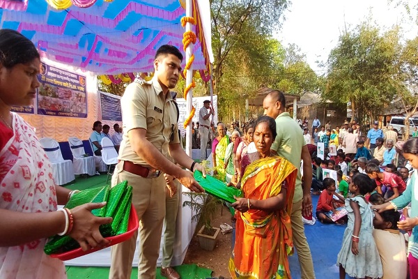 Jhargram : पुलिस का दिखा मानवीय चेहरा, वेलियाडीह में सहायता शिविर लगाकर जरूरतमंदों के बीच साड़ी व मच्छरदानी का किया वितरण