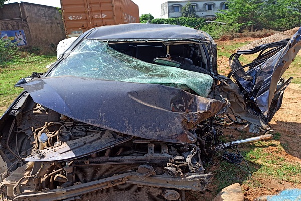 Bahragora : एनएच-18 पर भीषण सड़क हादसा, कोहरे के कारण टैंकर में घुसी कार; कटक रेफर किया गया घायल युवक