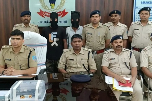 Adityapur : आदित्यपुर में अवैध संबंध को लेकर युवक पर चली थी गोली, दो आरोपी गिरफ्तार, हथियार व कारतूस बरामद