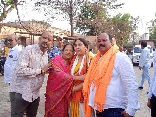 Jamshedpur : अर्चना दुबे की जीत पर बधाई देने वालों का तांता, 17 को जुगसलाई प्रदीप मिश्रा चौक से निकलेगा विजय जुलूस