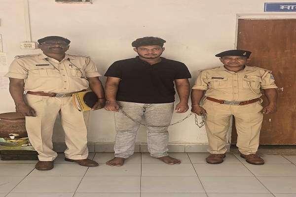 Baharagora :  पुलिस की ‘सर्जिकल स्ट्राइक’: बंगाल सीमा में घुसकर अपहरणकर्ता को दबोचा, सकुशल पीड़िता बरामद