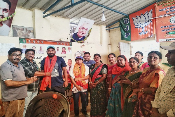 Baharagora : खेल और कानून के संगम से गूंजा महिला दिवस, उभरती क्रिकेटर प्रियंका कर सम्मानित