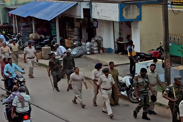 Bahragora : रामनवमी पर सुरक्षा का कड़ा संदेश, प्रशासन ने Flag March निकाल उपद्रवियो की दी सख्त चेतावनी, आम जनता को दिलाया सुरक्षा का भरोसा 