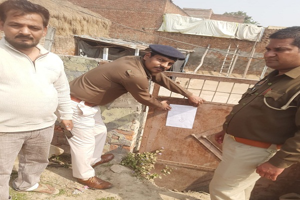 baharagora : बहरागोड़ा पुलिस ने फरार अभियुक्त मो. शहबाज के घर मेरठ में ढोल-नगाड़े के साथ चिपकाया इश्तेहार, हाजिर न होने पर होगी कुर्की