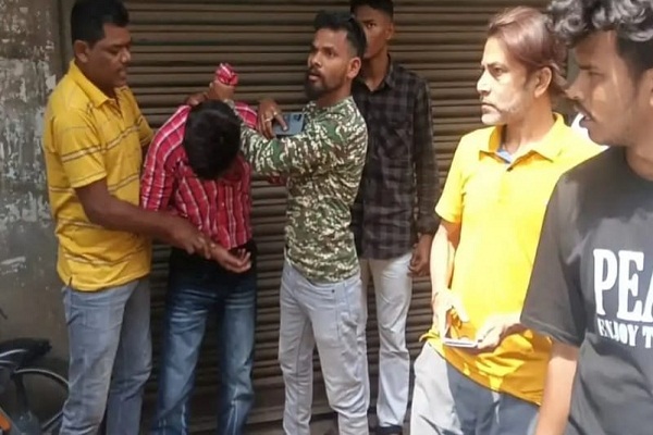 Jamshedpur : लक्जरी कार से करते थे बकरियां चोरी, संदिग्ध कार की तलाशी में मिली आठ बकरियां, एक आरोपी गिरफ्तार, दो फरार