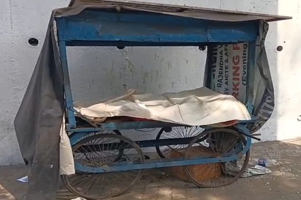 Jamshedpur : बिस्टुपुर में ठेले पर मिला अज्ञात व्यक्ति का शव, पुलिस ने पोस्टमार्टम के लिए भेजा