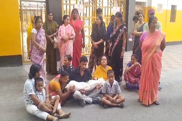 Jamshedpur : न्याय की मांग को लेकर चार वर्षीय मासूम के शव के साथ परिजनों ने खालसा स्कूल के सामने दिया धरना