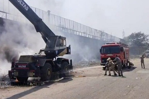 Jamshedpur : टेल्को में सड़क किनारे खड़े क्रेन के समीप झाड़ियों में लगी आग, दमकल विभाग की तत्परता ने आग पर पाया काबू 