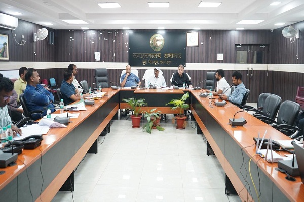 Jamshedpur : डीडीसी ने जिले में लंबित विभिन्न मद की विकास योजनाओं की प्रगति की समीक्षा की, योजनाओं के प्रभावी क्रियान्वयन का दिया निर्देश