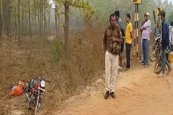 Ghatsila : धालभूमगढ़ में मछली विक्रेता की बाइक के नीचे दबी अवस्था में मिली लाश, हत्या या दुर्घटना जांच में जुटी पुलिस