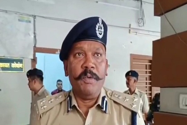 Jamshedpur : DIG ने पुलिस पदाधिकारियों के साथ बैठक कर विधि व्यवस्था की समीक्षा की, पर्व-त्योवहार में विशेष सतर्कता बरतने का दिया निर्देश