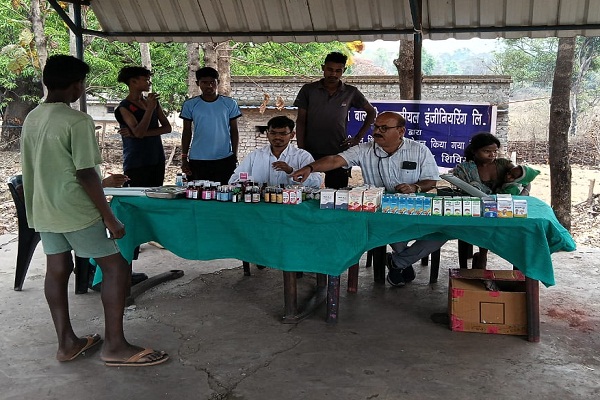 Gua : मानकी टोला में नि:शुल्क चिकित्सा शिविर का आयोजन, 50 से अधिक मरीजों की हुई जांच